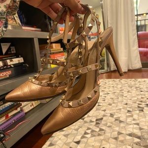 Valentino ROCKSTUD METALLIC ANKLE STRAP PUMP